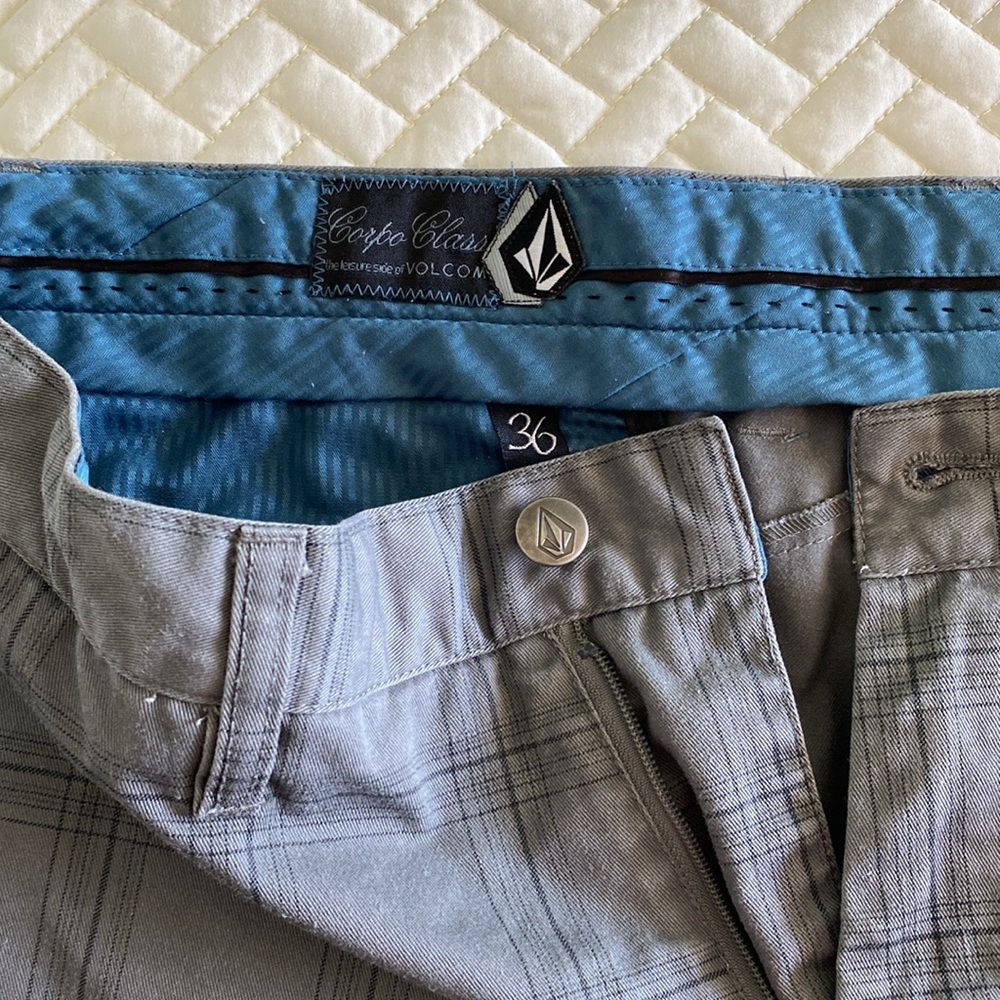 Volcom Mens 36 shorts - Picture 2 of 6